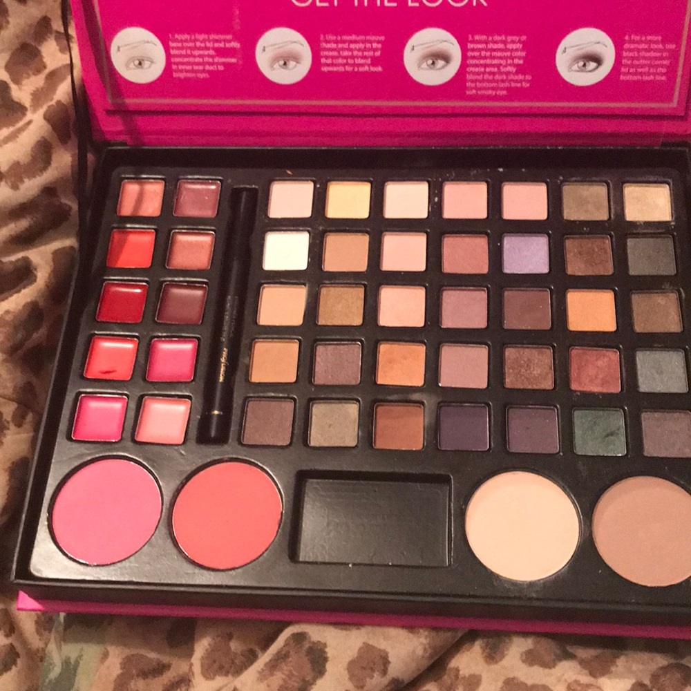 The treasure box eyeshadow palette